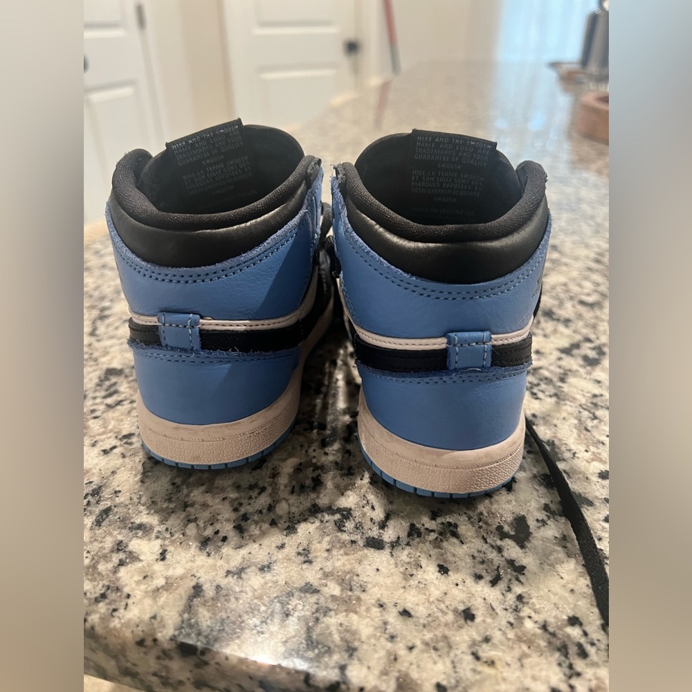 Jordan 1 Retro High OG in Blue and Black - Picture 4 of 5